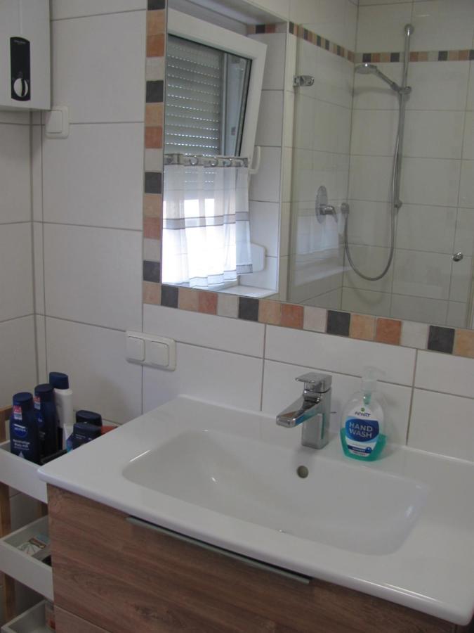 #1Gemuetliches Ruhiges Sonniges Balkonzimmer Mit Gemeinschaftsbad W-Lan Airport Nah Late Night Check In Haus Nr 9,5 Trunkelsberg Eksteriør billede